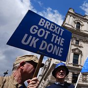 EU-förespråkare demonstrerar utanför brittiska parlamentet i maj 2026.