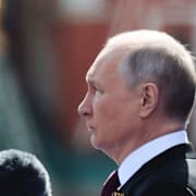 Putin håller tal vid Röda torget i Moskva. AP