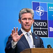 Försvarsminister Pål Jonson (M) vid en presskonferens under Nato-toppmötet i Ankara, Turkiet.