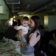 Marharyta Nechorosjyva tillsammans med sonen M