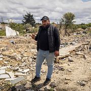 Hussein och resterna av huset.