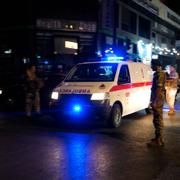 Sodlater som släpper fram en ambulans i Beirut. 