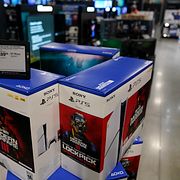 Playstationkonsoler i en butik i USA. Arkivbild.