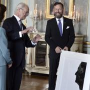 Kung Carl Gustaf och drottning Silvia tog emot gäster på slottet under fredagen.