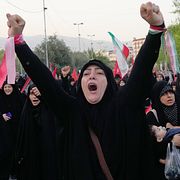 Människor i Teheran i samband med begravningen av Irans före detta ayatolla Ali Khamenei.