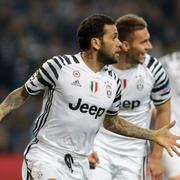 Juventus Dani Alves jublar efter sitt mål mot Porto.