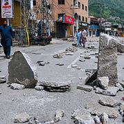 Aktivistgruppen JAAC har blockerat en väg under demonstrationerna i Kashmir.