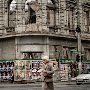 En kvinna på en gata i Bukarest. Arkivbild. 