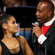 Ariana Grande och biskop Charles H Ellis III.