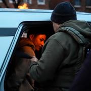 En migrant frihetsberövas för att deporteras i New York i slutet av förra året. Trump har lovat att antalet deportationer från USA ska öka väldigt kraftigt. 