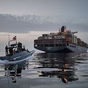 En båt tillhörande irans revolutionsgarde närmar sig ett fraktfartyg som Iran anklagat för att bryta mot reglerna i Hormuzsundet. Bilden har släppts av den statliga iranska nyhetsbyrån Tansim.