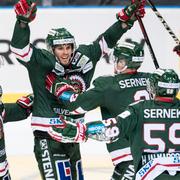 FrölundasSebastian Stålberg jublar efter sitt mål (3-2) under lördagens ishockeymatch i SHL mellan Frölunda HC och Luleå HF.