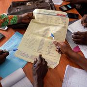 Valarbetare i Kongo-Kinshasa räknar röster. 