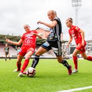 Julia Karlernäs i tuff duell i match mot Örebro.