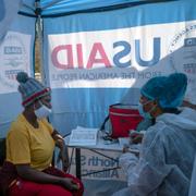 Kvinna med hiv i Sydafrika får behandling av USAID. Arkivbild.