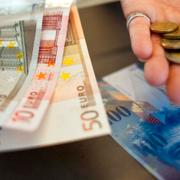 Kvinna växlar schweizerfranc mot euro.