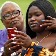 Zakia Buchanan visar Tiktok-klipp för sin mamma Delicia Harris och syster Antoinette Harris.