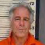 Jeffrey Epstein i sin orange fängelseuniform (t v), häktet på Manhattan (t h)