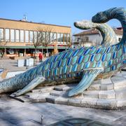 Statyn Scanisaurus på Ifö-torget i Bromölla.