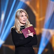 Amanda Romare delar ut pris för Bästa klippning under Guldbaggegalan på Cirkus i Stockholm. F