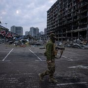 Ukrainsk soldat i Kyiv i mars.  Rodrigo Abd / AP