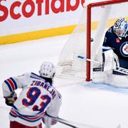 Mika Zibanejad stänker in 3–2 mot Winnipeg.