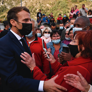 President Emmanuel Macron besöker byn Tende nära Saint-Martin-Vésubie i sydöstra Frankrike.