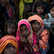 Barn evakueras från distriktet Badin i Pakistan.  Umair Rajput / AP