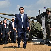 Sydkoreas president Yoon Suk-Yeol i samband med en militärövning. Jung Yeon-je / AP