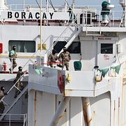 Soldater på oljetankern Boracay, som tros tillhöra den ryska skuggflottan.