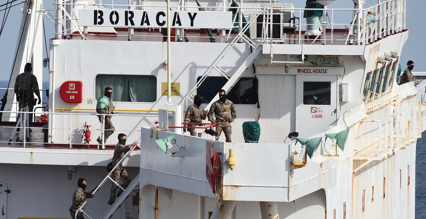 Soldater på oljetankern Boracay, som tros tillhöra den ryska skuggflottan.