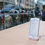 Arkivbild: Ivriga köpare köar för att komma över Iphone 7, vid släppet 2016.