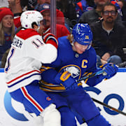 Rasmus Dahlin trycker till Canadiens Brendan Gallagher under en match på lördagen. 