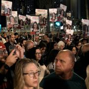 Anhöriga till gisslan håller upp bilder på sina familjemedlemmar under demonstration i Tel Aviv. Arkivbild från januari 2024.