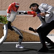 Unitrees G1-robot boxas. Arkivbild från 2025.