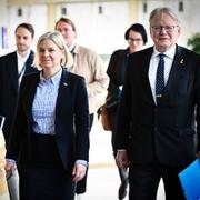 Socialdemokraternas partiledare Magdalena Andersson (S) och Peter Hultqvist (S), försvarspolitisk talesperson.