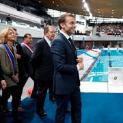 Emmanuel Macron besöker det olympiska simcentret i Paris, som invigdes under dagen. 