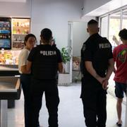 Arkivfoto: Poliser i en matbutik i Rosario, Argentina, mars 2023. 