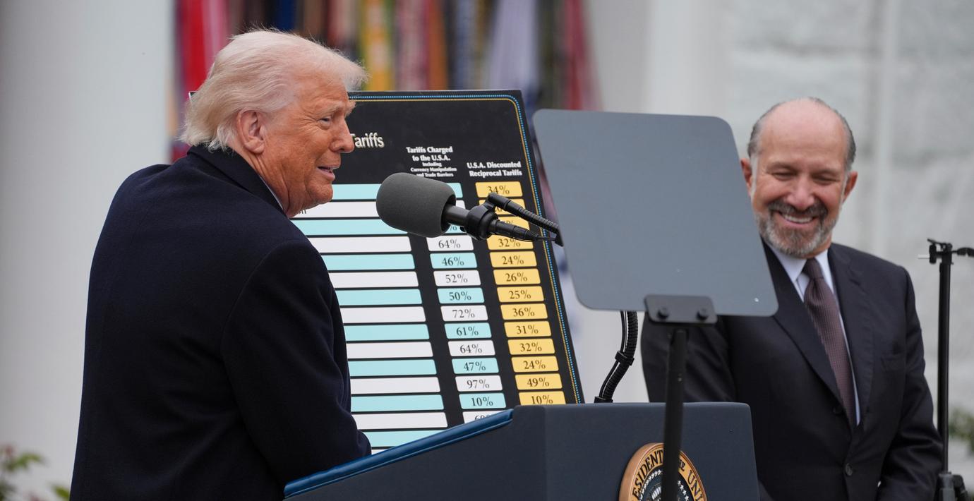 Trump och handelsminister Lutnick med ”ömsesidiga” tullarna i april i år.