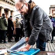 Magnus Nygren, chefredaktör på Orkesterjournalen, vid demonstration mot den planerade minskningen av tidskriftsstödet.