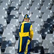 Ett svenskt fotbollsfan på arenan i Bryssel. 