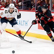 Gustav Forsling och Carolina Hurricanes-spelaren Sebastian Aho.