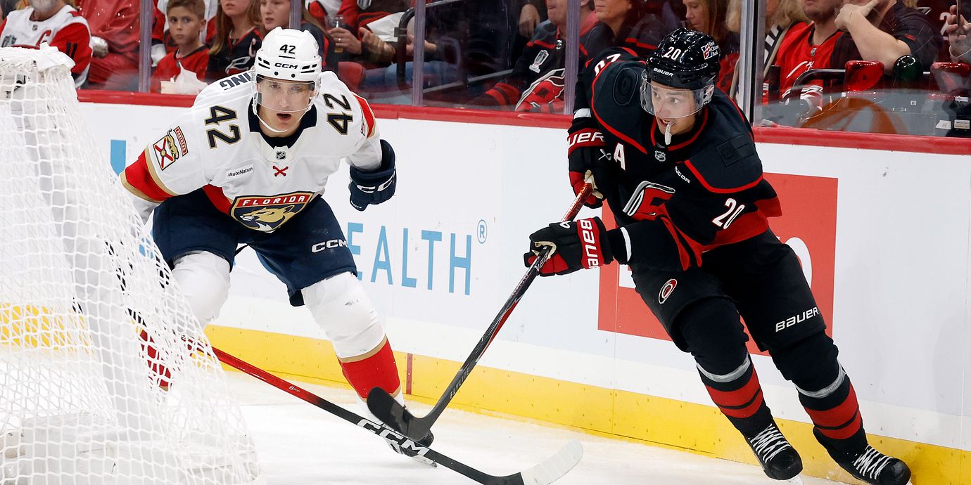 Gustav Forsling och Carolina Hurricanes-spelaren Sebastian Aho.