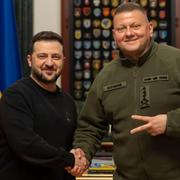 Valerij Zaluzjnyj och Volodymyr Zelenskyj vid avtackningen i februari.