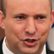 Naftali Bennett/Rullar med toran.