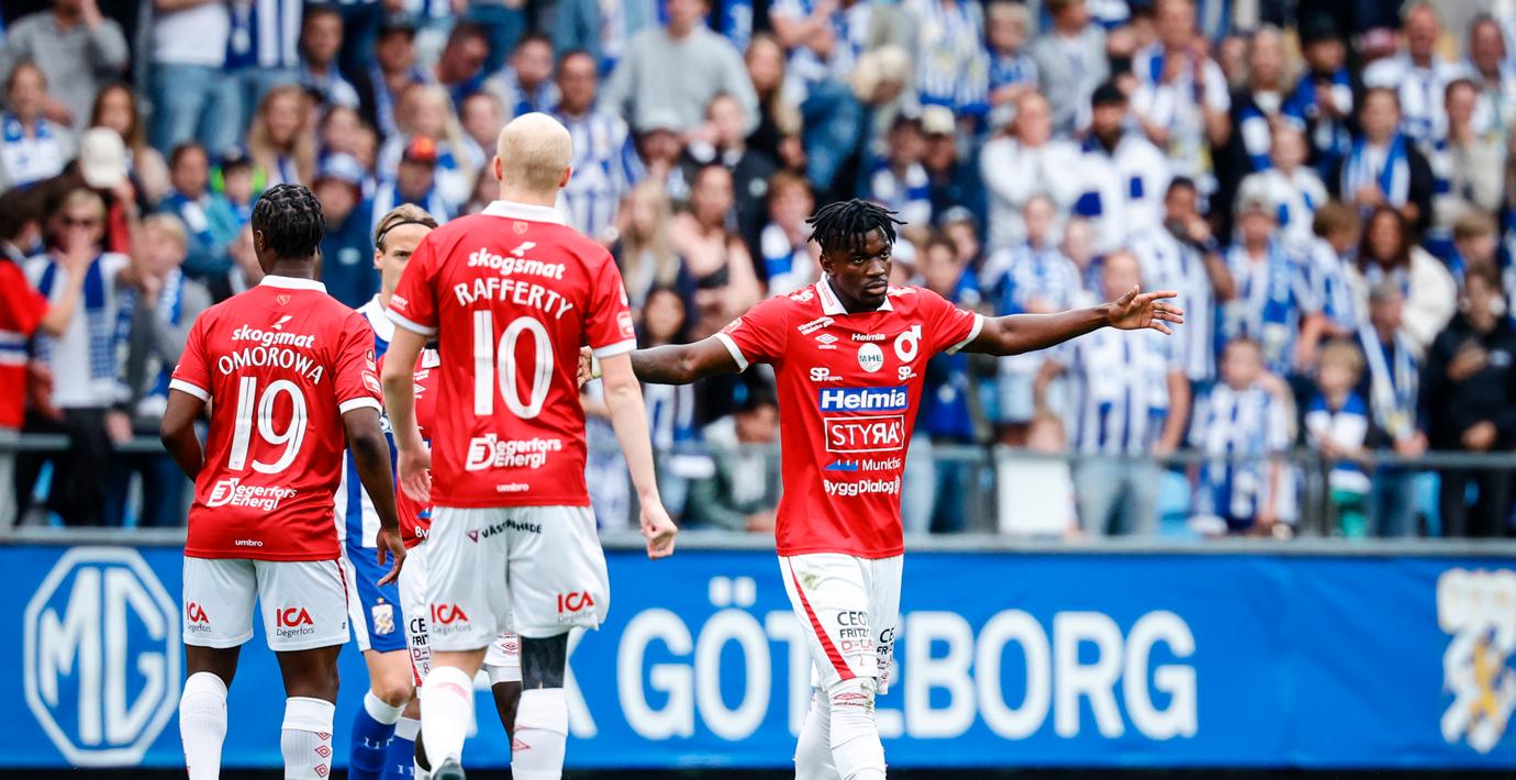 Degerfors Mamadouba Diaby gestikulerar då han utvisas för rött kort.