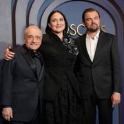 Martin Scorsese med Lily Gladstone och Leonardo DiCaprio, huvudrollsinnehavare i ”Killers of the flower moon”.