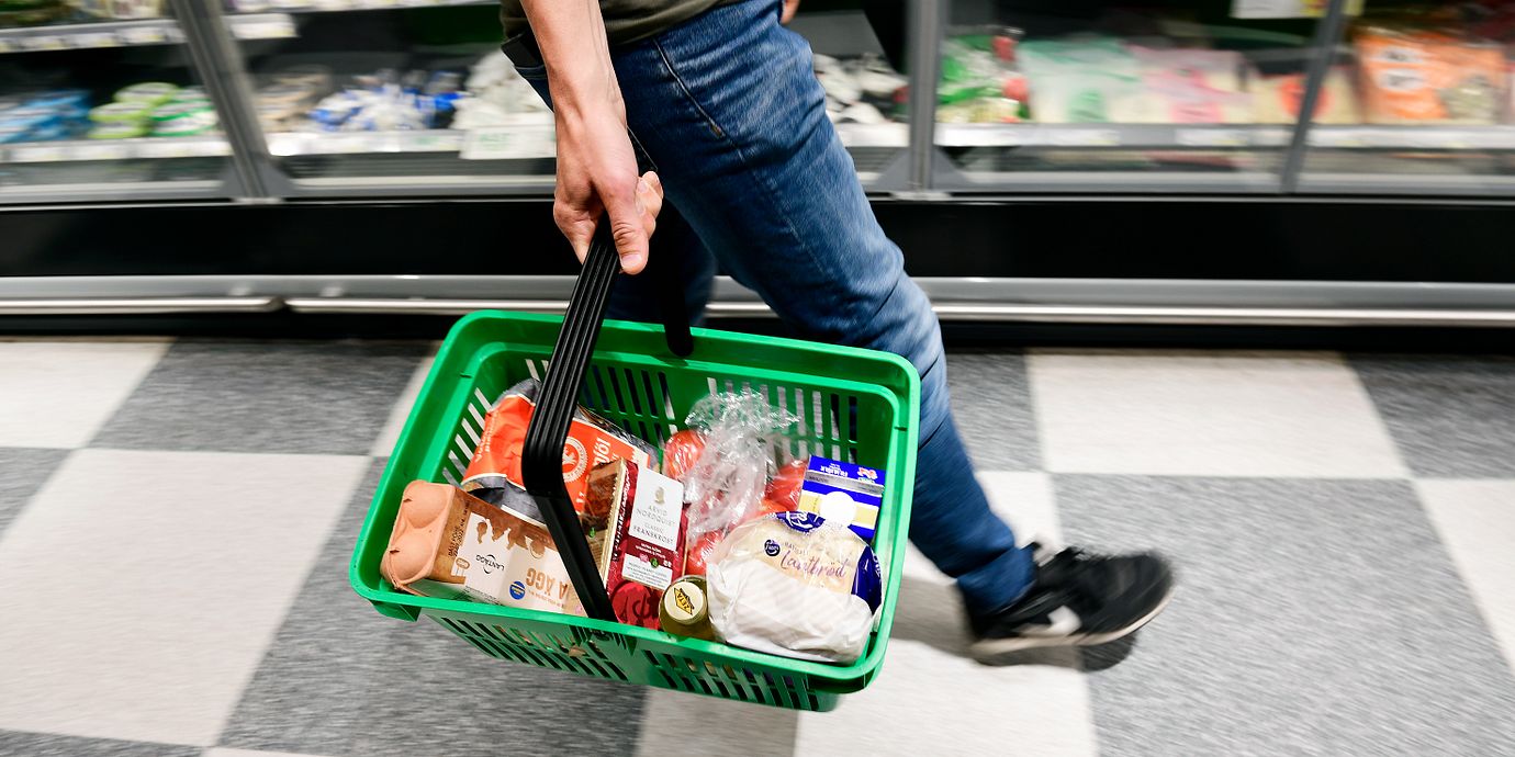 Dyrare paketresor och restaurangbesök bidrog också till inflationen i september.
