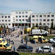 Ambulans och polis vid skolskjutningen i Kazan 2021.