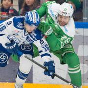 Leksands Janos Hari mot Rögles Ludvig Rensfeldt under tisdagens ishockyematch i SHL mellan Rögle BK och Leksands IF